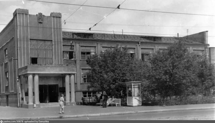 Вот это здание до сих пор находится между домами №5 и №7, 1949. С сайта <!--noindex--><a href="https://pikabu.ru/story/neobyichnyie_zhilyie_doma_na_shcherbakovskoy_ulitse_moskvyi_12486017?u=http%3A%2F%2Fwww.pastvu.com&t=www.pastvu.com&h=3a9dc09f3a362ad923b8078d477795b9581f7c33" title="http://www.pastvu.com" target="_blank" rel="nofollow noopener">www.pastvu.com</a><!--/noindex-->.