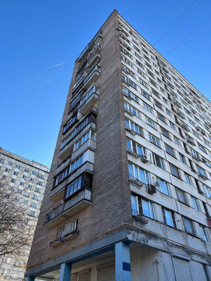 Балконы в торцевой части дома №7, которые выходят во двор, 2025. Квартиры во всех корпусах начинаются с 3 этажа.