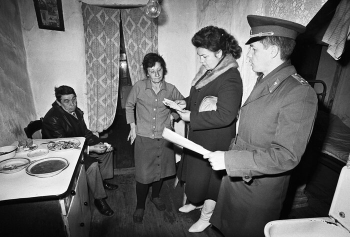Чиновница и участковый милиционер дома у неработающей советской пары. Липецк, ноябрь 1987 года