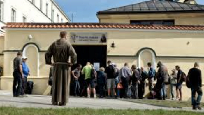 Типичная колейка (польск. kolejka - очередь) за пожрать в Fundacja Kapucyńska в Варшаве.