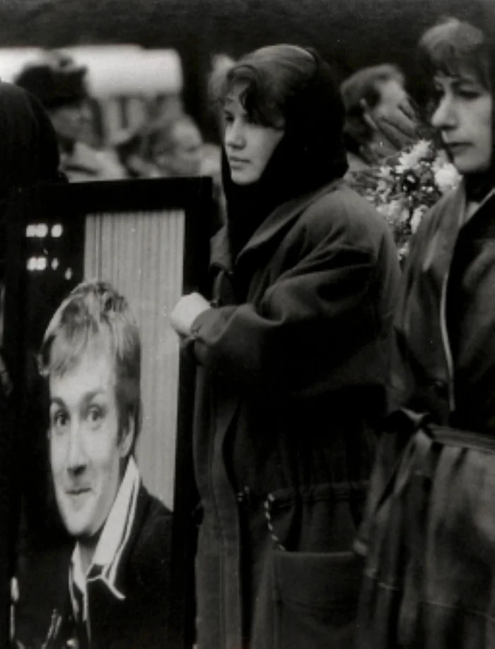 Funeral of Dmitry Kholodov. October 1994 - My, The photo, Explosion, Historical photo, 1994, Black and white photo, Journalists, Old photo, 90th