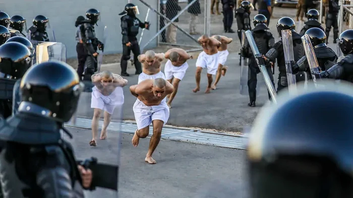 Дом для гангстеров: самая большая тюрьма в мире Длиннопост, Тюрьма, Сальвадор, Латинская Америка, Террористы, Теснота, Борьба с преступностью, Видео, YouTube