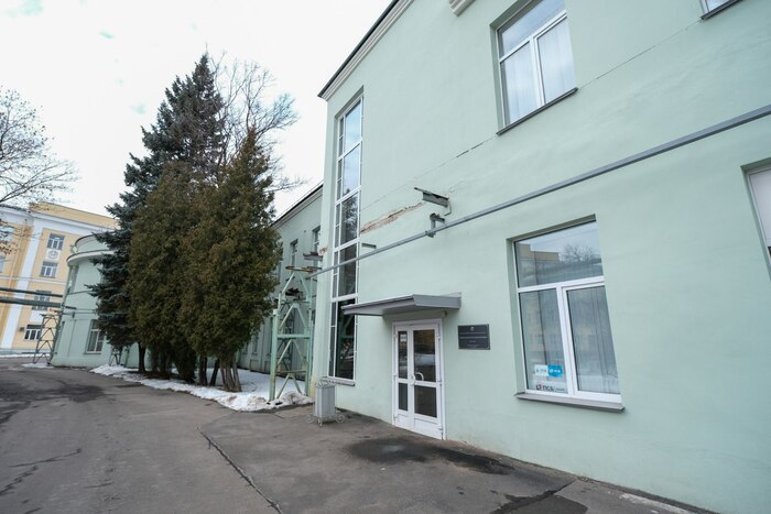 Еще одна фотка здания, но уже зимой. Как видите лавочки нет. Табличка на месте. Покушать заходим сюда.