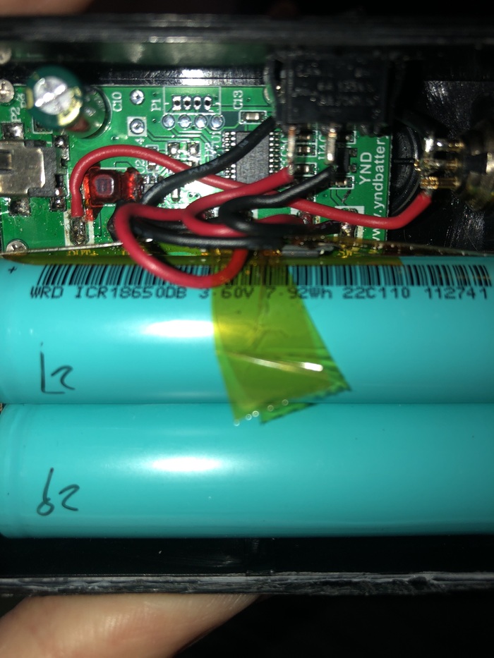 На плате есть монтажные отверстия подозреваю это клемы VDD, GND, Reset и NRST, а может и нет, маркировки никакой на плате нет. Чуть выше 4 отверстий судя по шелкографии должен быть еще один конденсатор, но китайцы его не запаяли.