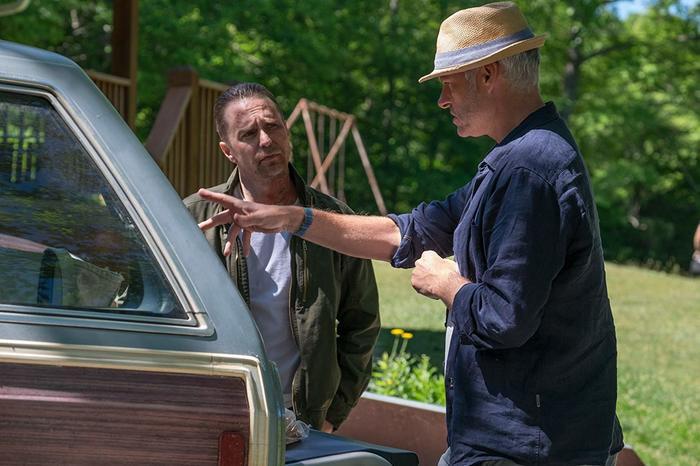 Макдона и помощник шерифа Диксон (Сэм Рокуэлл).