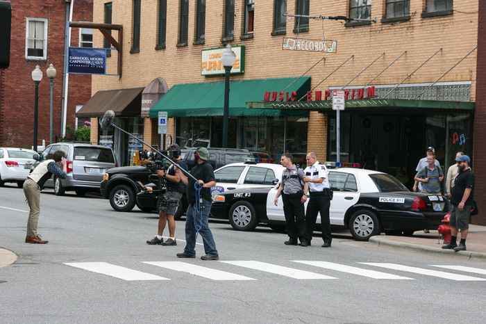 Калеб Лэндри Джонс (владелец билбордов Рэд Уэлби) пререкается с Сэмом Рокуэллом.
