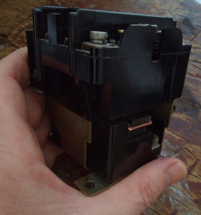 Монтажная стальная штампованая пластина, и карболитовый корпус.