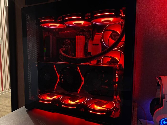 Один из апогеев аквариумных корпусов Magnium Gear Neo Qube 2 с вентиляторами модели DeepCool CF120 PLUS, дополнительные 32GB DDR4, а также видеокарта с топовой начинкой RTX 3090ti модели Suprim X