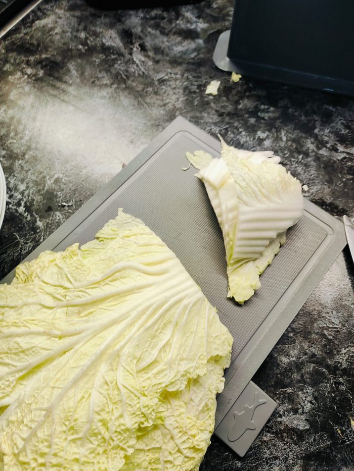 От листов пекинской капусты отрезаю толстую часть. Она не понадобится. Остальное рублю мелко.
