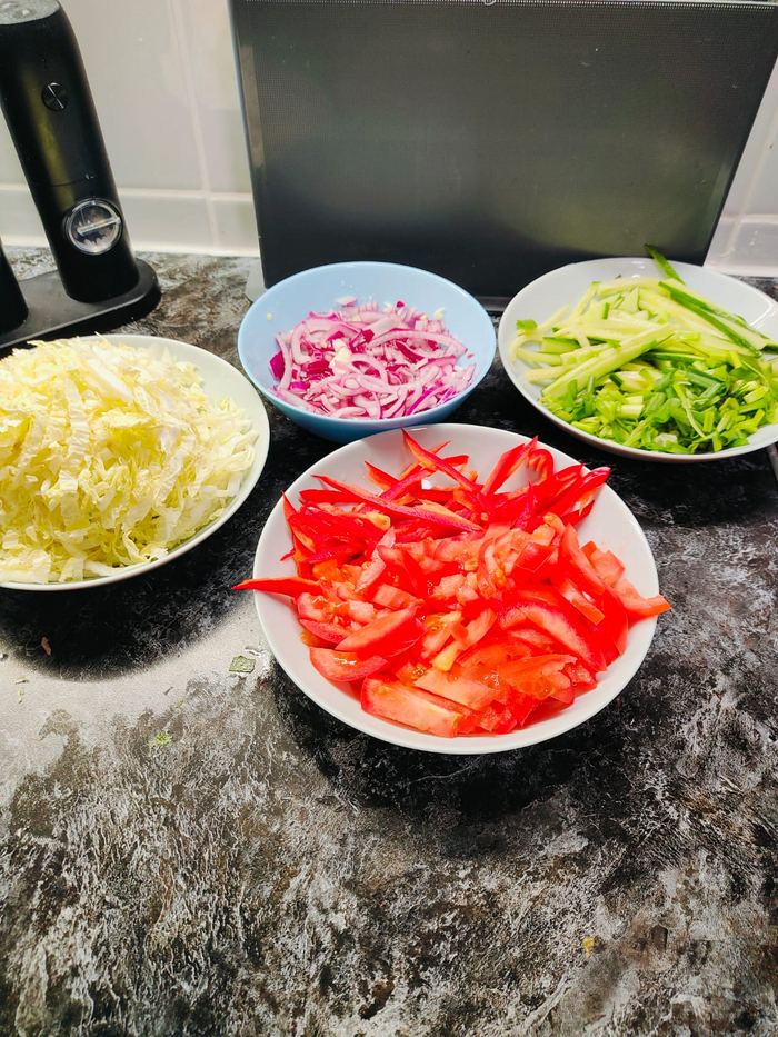 Нарезаю огурцы и зелень. овощные ингредиенты готовы.