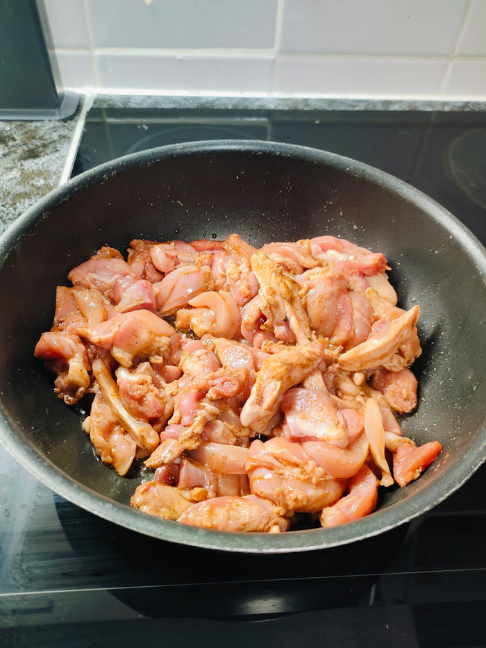 Ставлю курицу жариться.