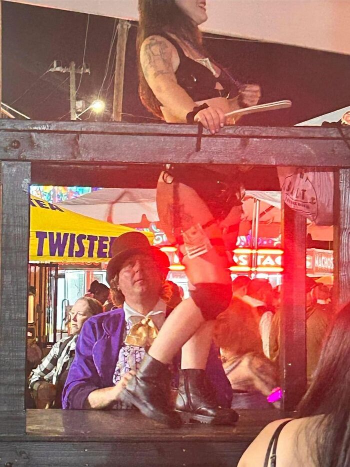 Придумай подпись: Вилли Вонка осматривает шоколадную фабрику