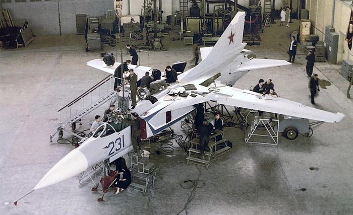 Сборка МиГ-23