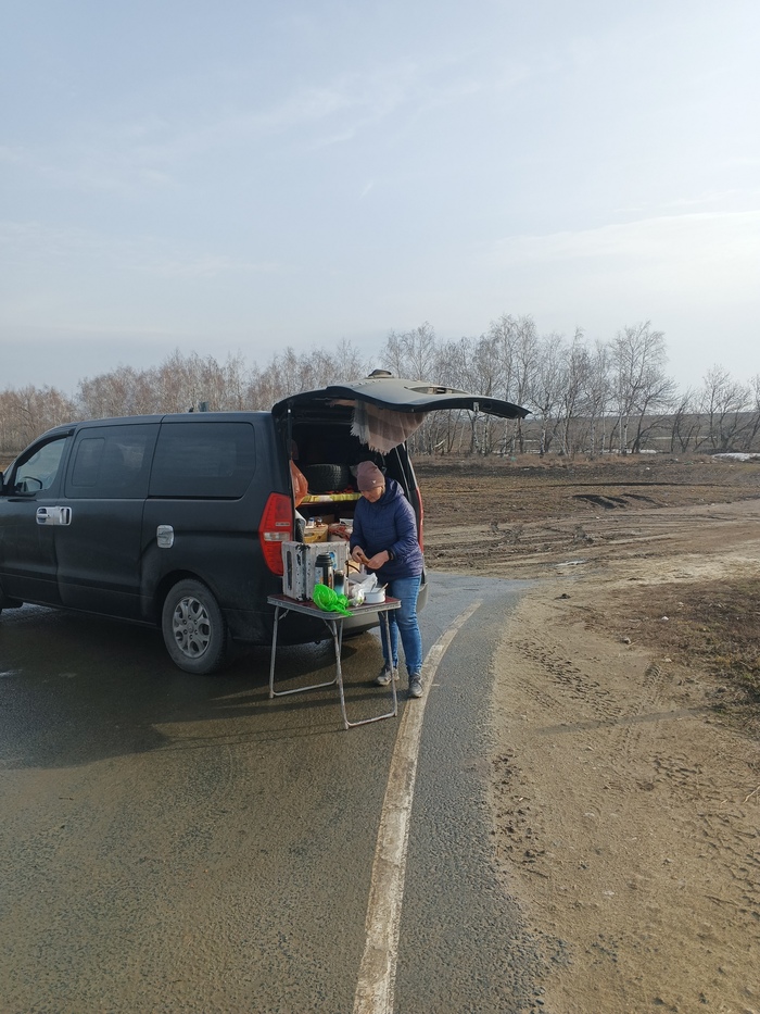 А вокруг грязища! Хотя и асфальт не очень чистый, зато твердый!