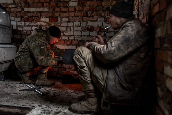 Украинские солдаты в селе в Сумской области в январе после возвращения из Курской области России. //Финбарр О'Рейли для The New York Times