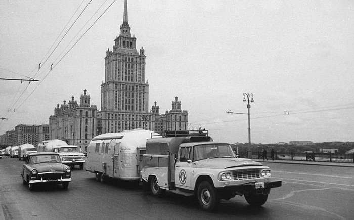  45  Airstream   Wally Byam Caravan Club  ,  1964 .   International Harvester C1200&#x2008;44.