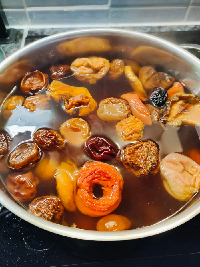 Кипит всё вместе минут 10. Дальше выключаю плиту и даю настоятся. Потом отношу на балкон. Камлот приятнее пить холодным.