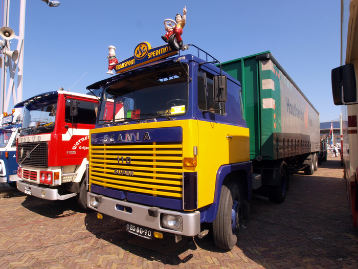 Линии на капоте напоминают спинку скамейки