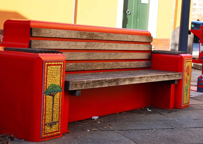 Один из примеров декоративной мозаичной вставки, украшающей лавочку города.