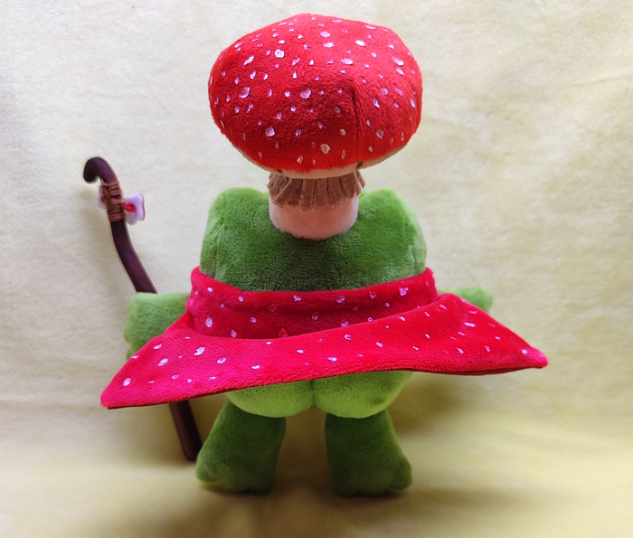 впервые сделала нормальную попу лягушке, плащ её прикрывает :)