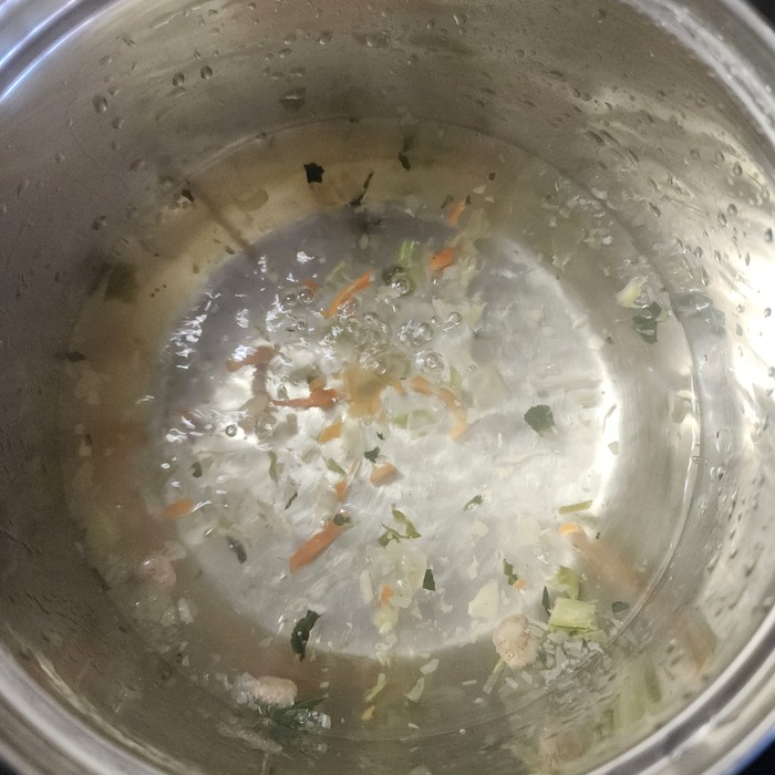 Наливаем воду, кипятим с приправой из сушеных овощей.