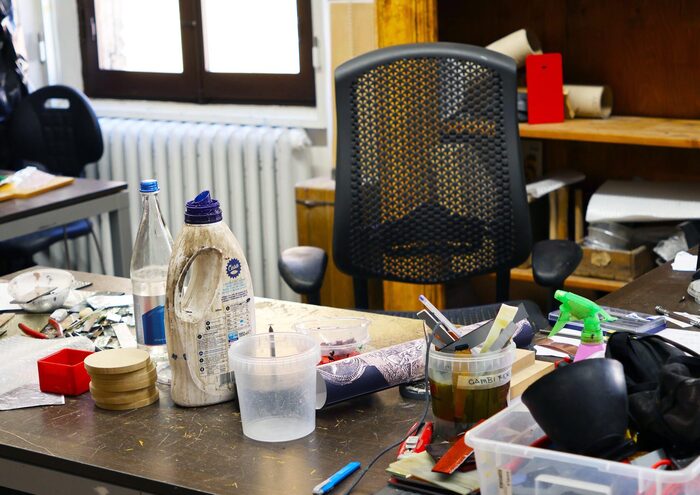 Еще одно рабочее место мастера с материалами для работы.