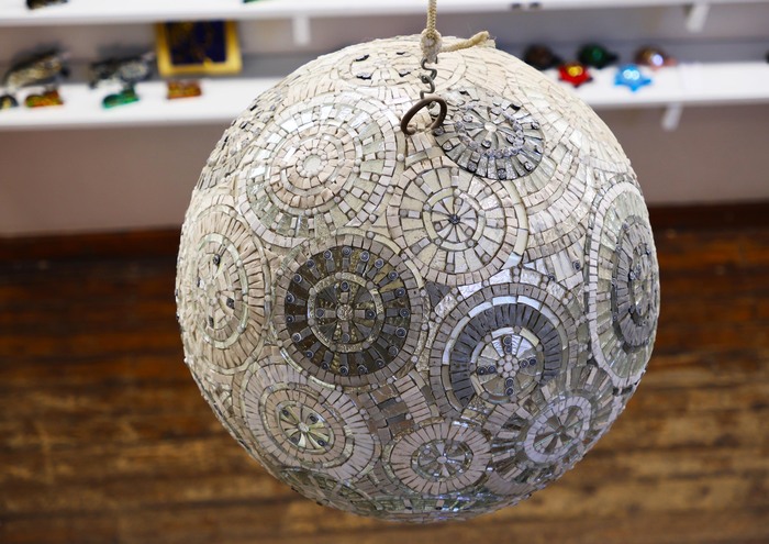 Внутри, интерьер мастерской был богато украшен скульптурами, декорированными мозаикой.