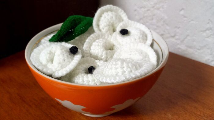 Тарелка вязаных пельменей