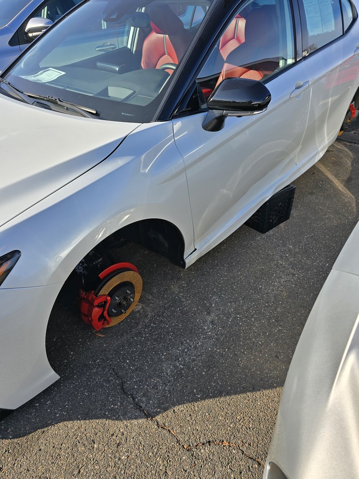 Вот такой неприятный сюрприз ждал меня на работе. Машина продана и оплачена вчера, сегодня утром хозяин должен был забрать.