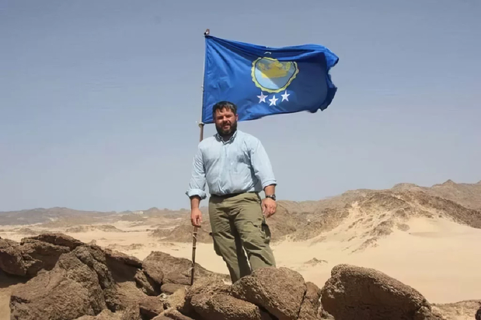 Американский фермер с флагом королевства Северный Судан