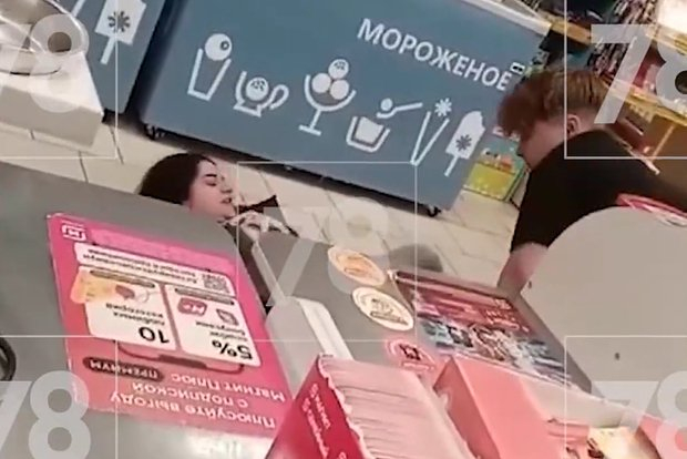 Кадр: Telegram-канал <a href="https://pikabu.ru/story/rabotniki_poshli_uzhe_ne_te_v_peterburge_prodavshchitsa_izbila_direktora_magazina_posle_uvolneniya_12525060?u=https%3A%2F%2Ft.me%2Fgood78news%2F101103&t=78%20%7C%20%D0%9D%D0%9E%D0%92%D0%9E%D0%A1%D0%A2%D0%98&h=977aecd562886ce762493927673a388415851866" title="https://t.me/good78news/101103" target="_blank" rel="nofollow noopener">78 | НОВОСТИ</a>