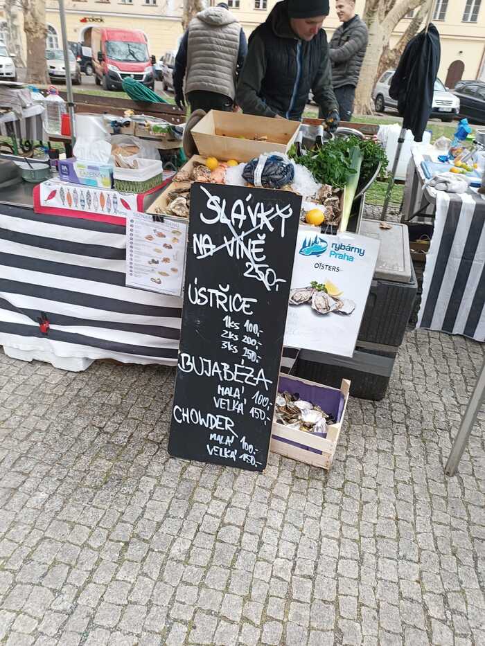 Мидии в вине - 250 крон (закончились), Устрицы - 1 шт. - 100 крон, 2 - 200, 3 - 250, Буйабес - маленькая - 100 крон, большая - 150, Похлебка - такая же цена.