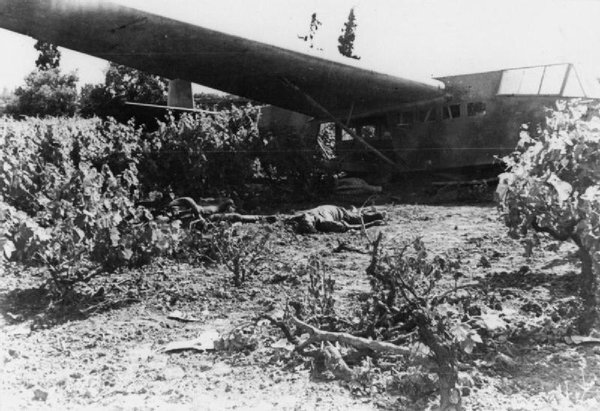 Разбившийся планер Крит. Погибшие горные егеря. 1940