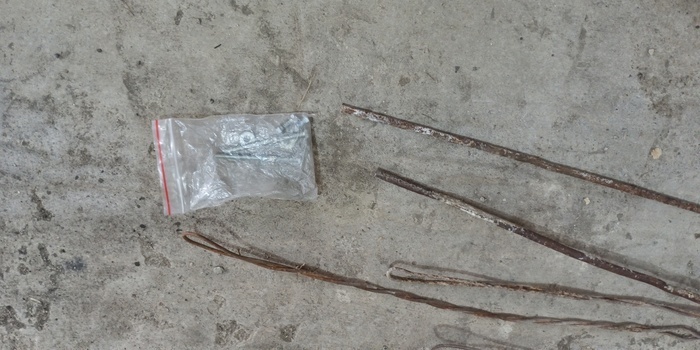 Подбираем катанку на 8 (арматура как бы, только гладкая) и винт м6.