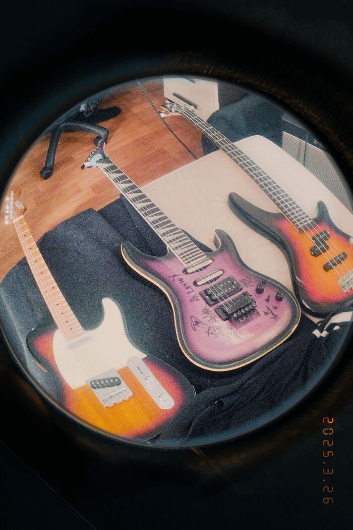 Вот там где-то на фотке носки соло гитариста видно