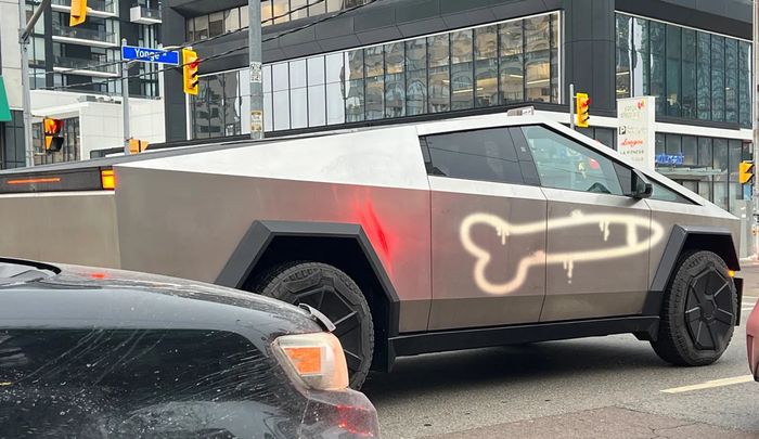 Люди рисуют на теслах ракеты, чтобы поддержать Илона Маска!