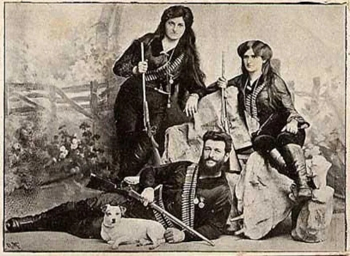 Бурские воительницы, сестры капитана Трансваальской армии Германа Смита, позируют для "студийной" фотографии с устаревшим стрелковым оружием, 1900. В бою они, очевидно, использовали более современные модели.