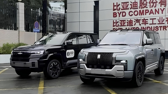 Слева Fang Cheng Bao 8 (Восьмой Леопард), справа - YangWang U8.