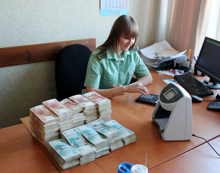 Приставы взыскали сразу 1000 штрафов ГИБДД с одного гражданина. Это - рекорд!