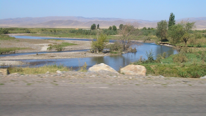 Река Чу в Чуйской долине, Кыргызстан.