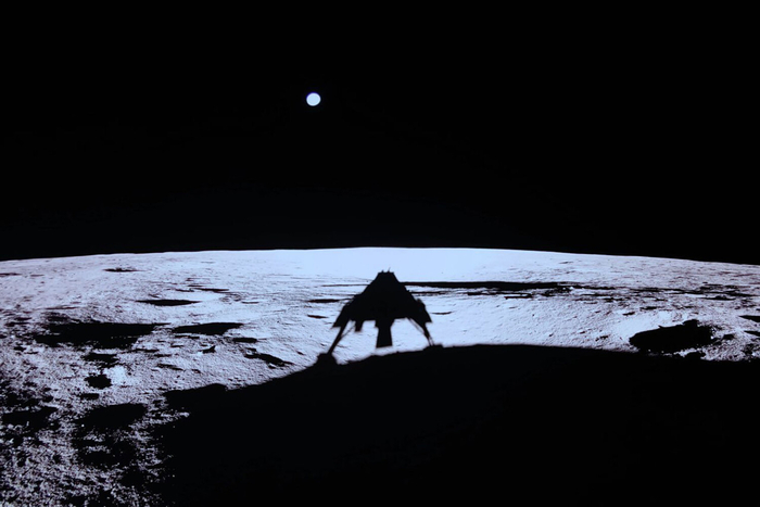 Фотография с Луны, переданная Blue Ghost 1