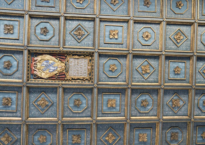 Вот еще небольшой кусочек потолка. Очень благородное сочетание синего и золотого.