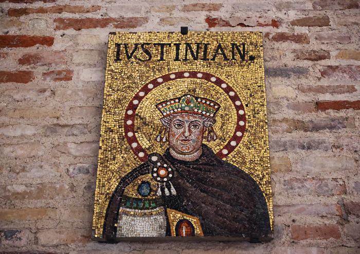 Мозаичный портрет Юстиниана I, расположенный на одной из стен базилики.