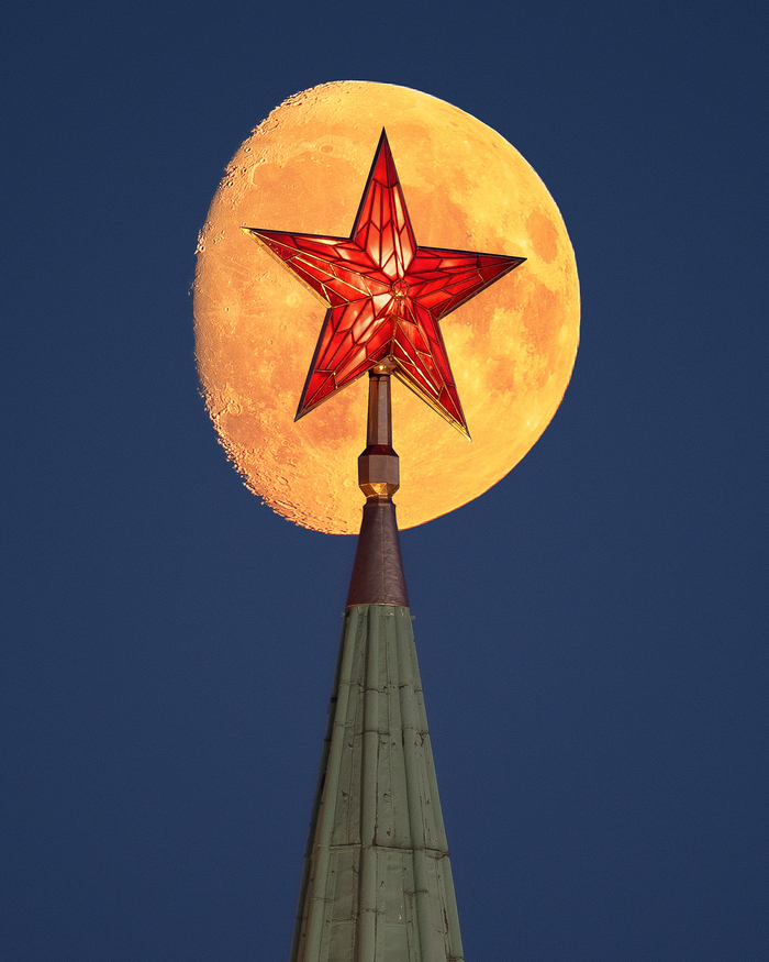 Звезда Никольской башни и восход луны 15.09.2024