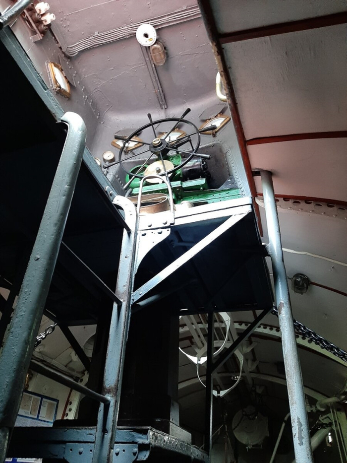 Трап из рубки ведет прямо к боевому посту торпедистов у носового аппарата.