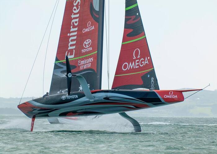     Emirates Team New Zealand      )