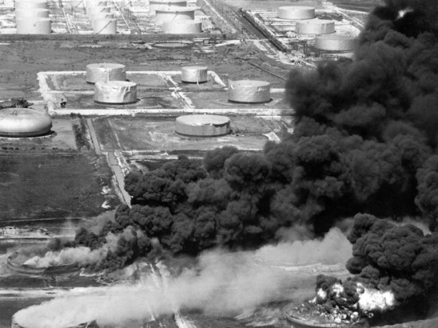 горящие нефтехранилища