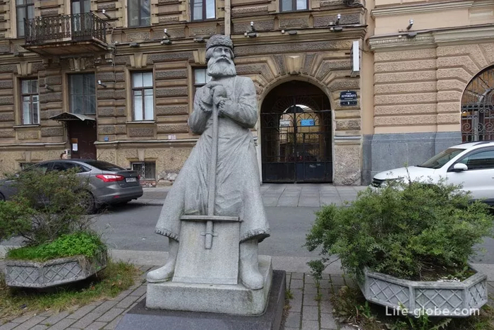 Памятник дворнику на пл. Островского