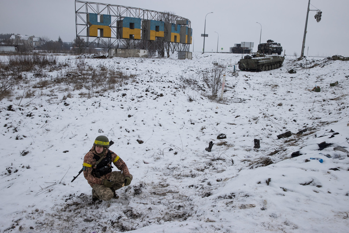 Украинский солдат несет вахту в Харькове 25 февраля 2022 года, на следующий день после вторжения России на Украину.Тайлер Хикс/The New York Times