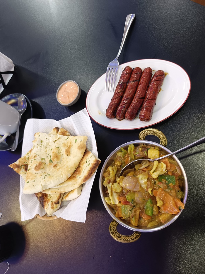 Овощи Карри, Сосиски гриль, Лепешка Наан с травами и чесноком, зеленый чай. За все 540 така (около 400 рублей)